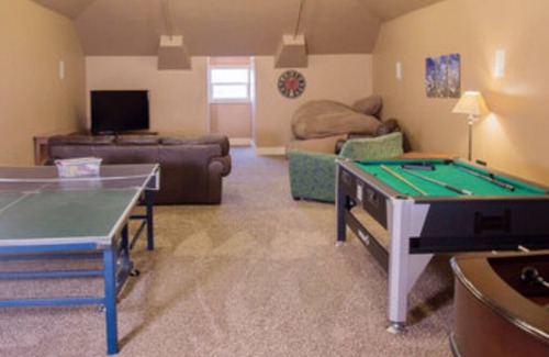 Albion Apartment | Lodge: 15 bedrooms, Sleeps 70, Pool, Hot Tub, Skiing, 5 acres of Park Space!