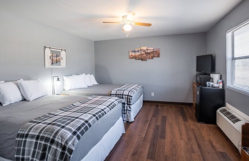 Yantis House | Lodge #2 with Game Room, Pool Table, and Outdoor Kitchen