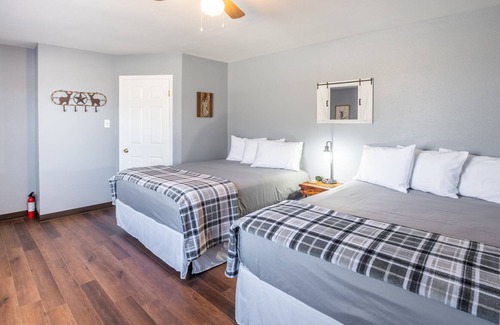 Yantis House | Lodge #2 with Game Room, Pool Table, and Outdoor Kitchen