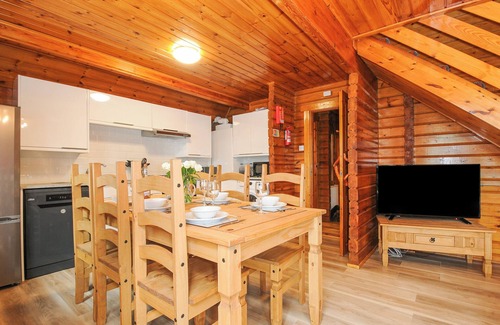 Liverton Cottage | LODGE 32 - COWSLIP, pet friendly, with pool in Chudleigh