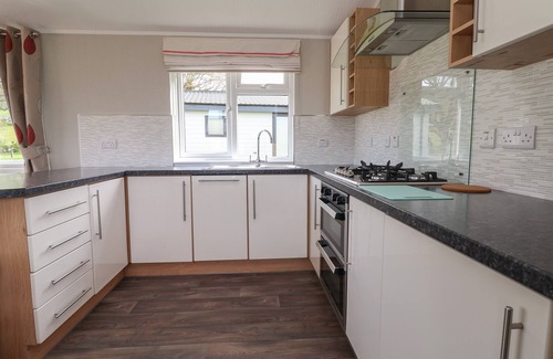 Saint Asaph Cottage | LODGE 4, pet friendly, with pool in St Asaph