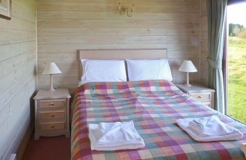 Woolfardisworthy Cabin | LODGE 48, family friendly, with a garden in Woolsery