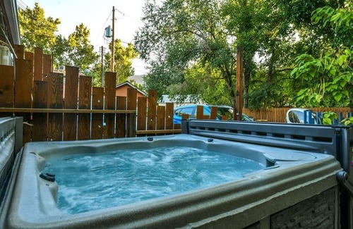 Moab Hotel | Lodge 5 - Downtown location. Studio with shared hot tub. Minutes to Arches N.P.