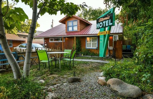 Moab Hotel | Lodge 5 - Downtown location. Studio with shared hot tub. Minutes to Arches N.P.
