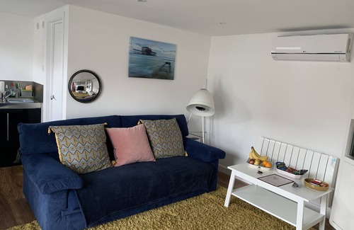 Hove Cottage | Lodge , air con , free parking , mini bar