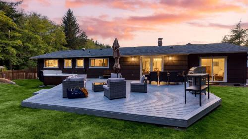 Oak Harbor House | Lodge at Deception Pass by AvantStay Trails Hot Tub Walk to Cornet Bay