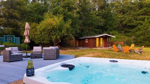 Oak Harbor House | Lodge at Deception Pass by AvantStay Trails Hot Tub Walk to Cornet Bay