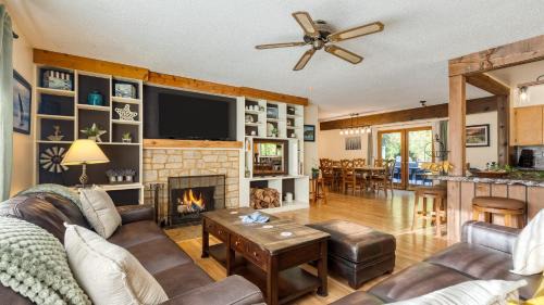 Oak Harbor House | Lodge at Deception Pass by AvantStay Trails Hot Tub Walk to Cornet Bay