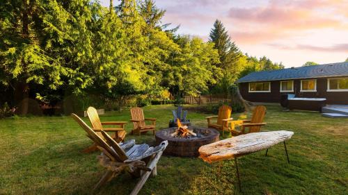 Oak Harbor House | Lodge at Deception Pass by AvantStay Trails Hot Tub Walk to Cornet Bay