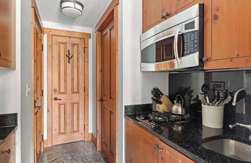 Stowe Area Cabin | Lodge At Spruce Peak Studio Third Floor Newly Renovated Great Spruce Peak Views Sleeps 4