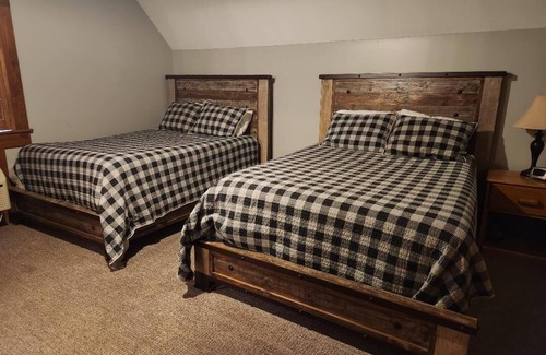 Georgia Coast Cabin | Lodge & cabin sleeps 21 - peaceful country setting 15 min to downtown Dublin GA