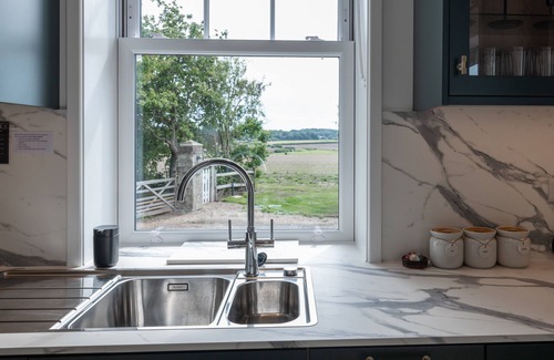 Pevensey House | Lodge Cottage - Farm Estate with Private Lake & Reservoir