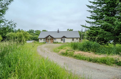 Nakashibetsu Villa | Lodge "Hunter's Forest" is a quiet vacation home surrounded by nature. 9 minutes drive from the airport, 8 minutes to the city center, 3 minutes to the 100% spring-fed outdoor hot springs, 15 minutes to the ocean, and fully equipped for long-term stays!