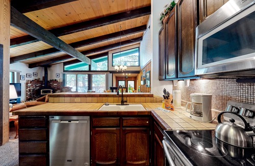 Mammoth Lakes Condo | Lodge-Like Condo w/Balcony, Shared Indoor Pool/Hot Tub/Sauna - 1 Mile to Slopes