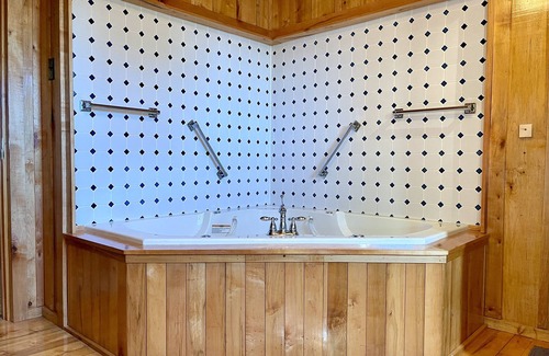 New Plymouth Cabin | Lodge on 100 Secluded Acres in Hocking Hills