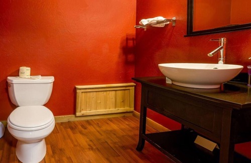 Ashland Hotel | Lodge Room 5 with Jacuzzi Tub at Green Springs Inn