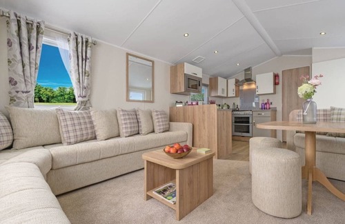 Dawlish Cabin | Lodge sleeping up to six guests in three bedrooms, one double and two twin along with family bathroo