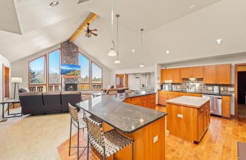 Sedro-Woolley House | Lodge-Style Retreat 10 Acres King Beds