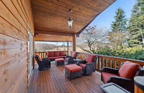 Sedro-Woolley House | Lodge-Style Retreat 10 Acres King Beds