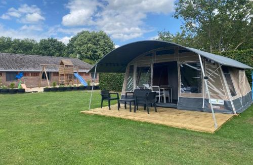 Nistelrode Other | Lodge tent hondje met privé sanitair