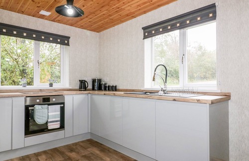 Grampound Cottage | LODGE THREE, family friendly, with a garden in Summercourt