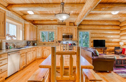 Government Camp House | Lodge with Two Decks & Great Location Close to Lake and Skiing