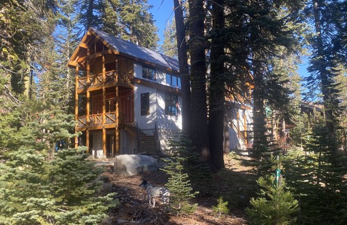 Serene Lakes House | Lodgepole Pine House an Ecologically Designed Vacation Home.