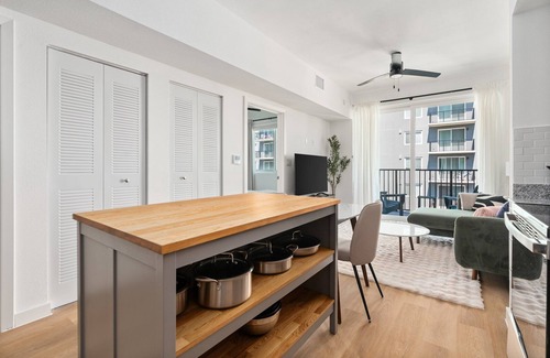 Addicks Apartment | Lodgeur | Bright 1BR w/views | Energy Corridor