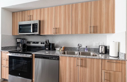 Addicks Apartment | Lodgeur | Fresh 2BR w/balcony | Energy Corridor