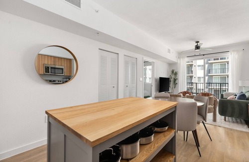 Addicks Apartment | Lodgeur | Trendy 3BR w/balcony | Energy Corridor