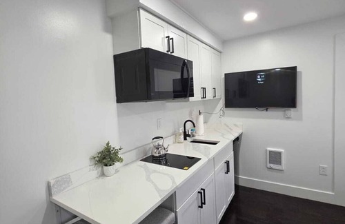 West Philadelphia Apartment | Lodgyy - Comfortable King-Suite