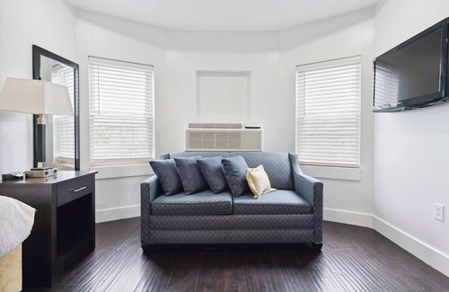 West Philadelphia Apartment | Lodgyy - Comfortable & Chic King-bed suite