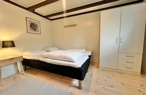 Flakstad Apartment | Lofoten Fjord Apartment - Kvalvika Beach & Ryten