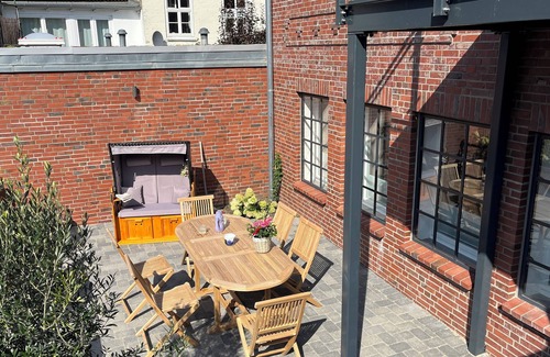 Friedrichstadt Apartment | Loft 1 with large terrace and beach chair