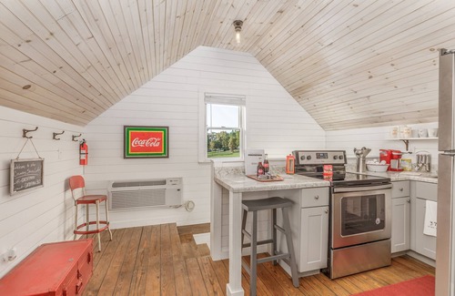 Bean Station Apartment | Loft at the Country Store! Unique Southern Stay! 1bed, 1bath