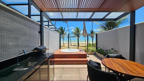 Jardim Oceania Apartment | Loft com hidromassagem frente mar e pé na areia