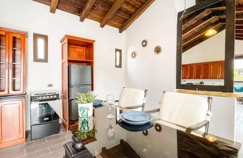 Antigua Guatemala Apartment | Loft en las cercanías de Antigua con cocina, internet, Netflix, piscina y grill
