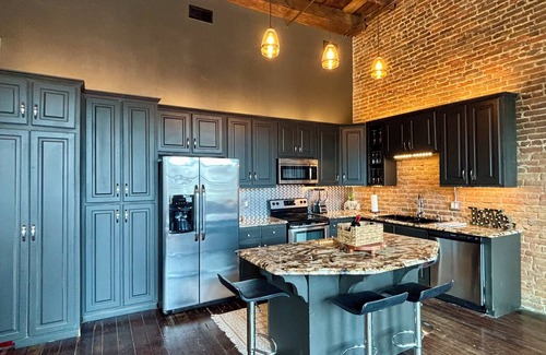 Florence Apartment | Loft in the Heart of Downtown - 500 Mbps WiFi - 4 car parking - EV charge - Boat