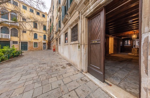 Cannaregio Apartment | Loft on two levels exposed beam