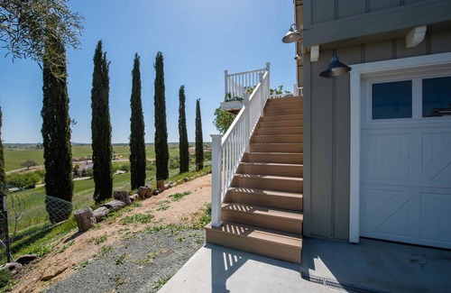Paso Robles House | Loft on Vineyard Estate w/360 Views and Hot Tub!