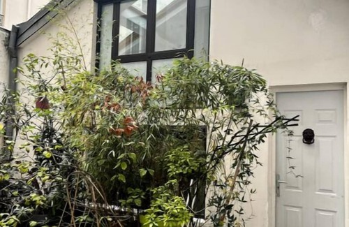 Saint-Vincent-de-Paul Apartment | Loft Parisien Élégant - Paris 10ème