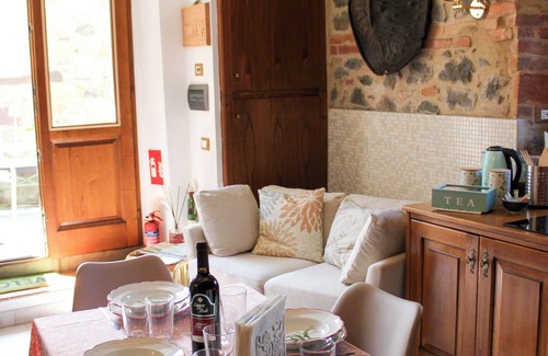 Radicofani Apartment | Loft with flowered courtyard in Val d'Orcia Radicofani