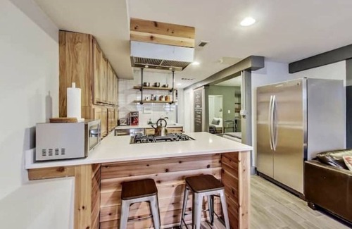 Tri-Taylor Apartment | Lofty 2Bd/Ba Med District