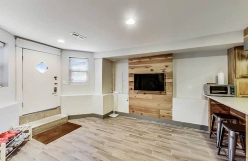 Tri-Taylor Apartment | Lofty 2Bd/Ba Med District