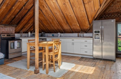 Parkside Apartment | Lofty Ambition | Stunning West End Rooftop Retreat
