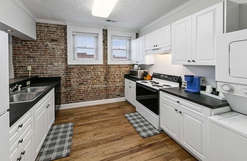 Maryville Apartment | Lofty Expectations - Gorgeous Studio Loft Downtown