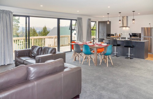 Hanmer Springs Cottage | Lofty Quarters - Hamner Springs Holiday Home