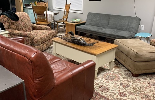 Moscow Apartment | Log building -town center -large rooms -electric charging station-sleeps 6-7