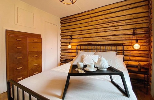 Saint-Alphonse-Rodriguez Ski Chalet | Log cabin by the lake with fireplace