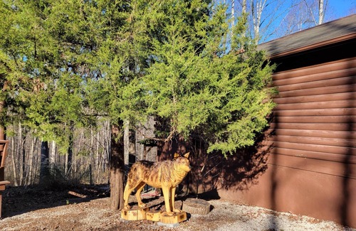 Schnellville House | Log Cabin 7 with Hot Tub at Osborn Boat Ramp at Patoka Lake